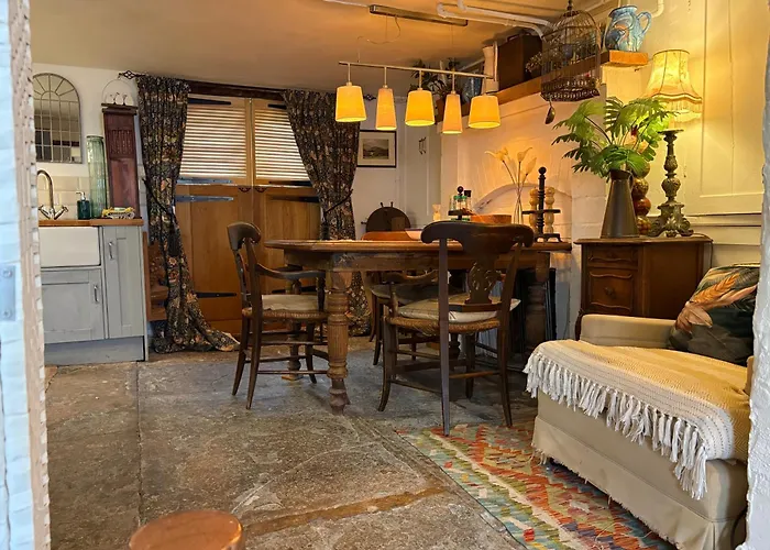Charming Historic Apartment Adjoining Beautiful Central Taunton Park