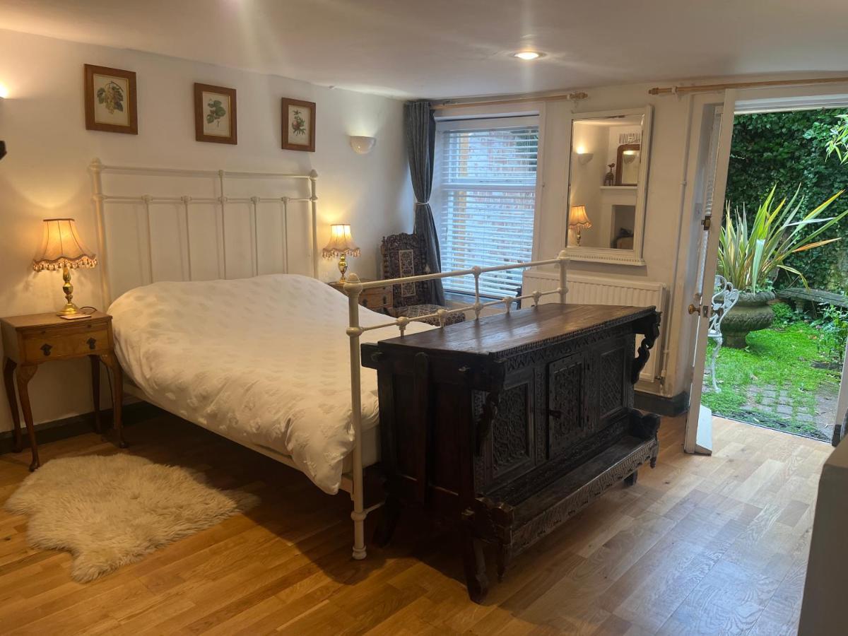 Charming Historic Adjoining Beautiful Park Taunton